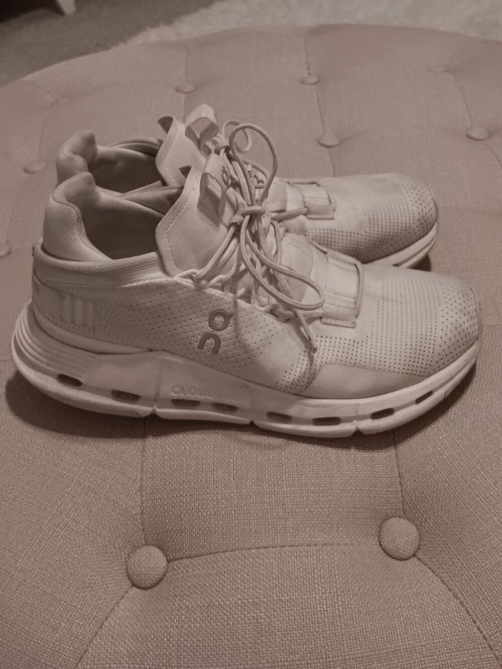 Womans On Cloud white size 8